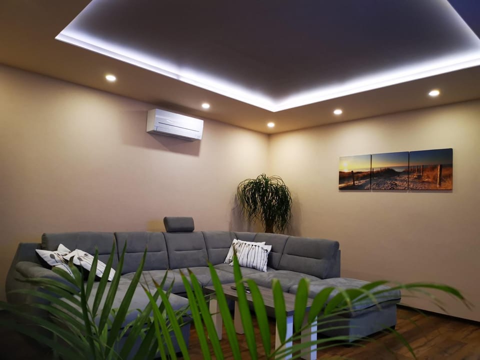 TV and multimedia, Living room, Decorative detail, City view
