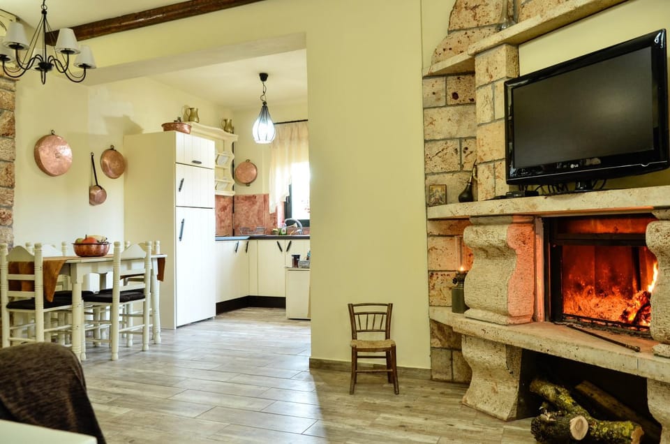 TV and multimedia, Living room, Seating area, Dining area