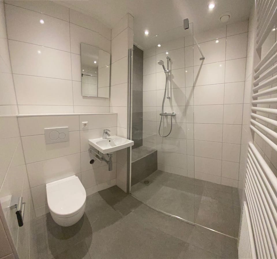 Shower, Toilet, Bathroom, towels