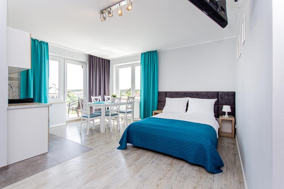 Bed, TV and multimedia, Living room, Photo of the whole room, Seating area, Dining area