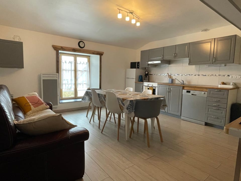 Kitchen or kitchenette, dishwasher