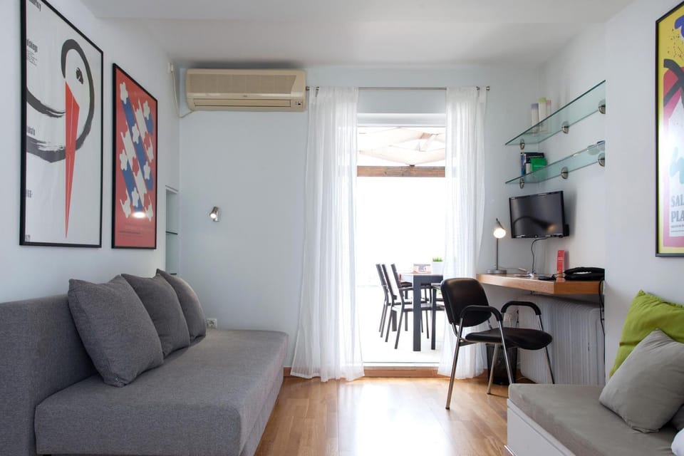 Bed, TV and multimedia, Balcony/Terrace, Living room, Photo of the whole room, Seating area