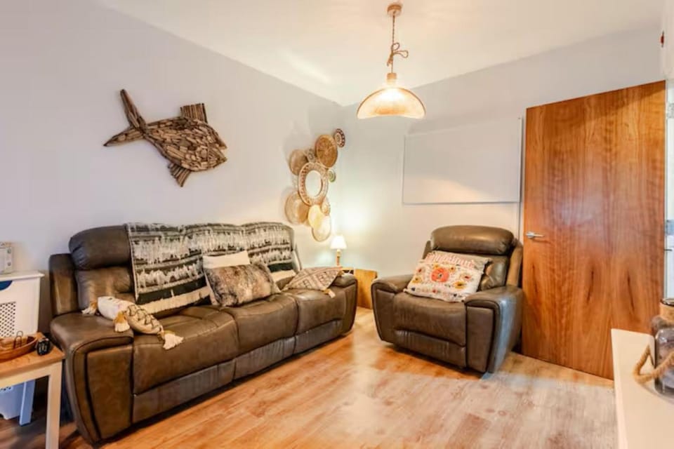 TV and multimedia, Living room, Decorative detail, Seating area, heating