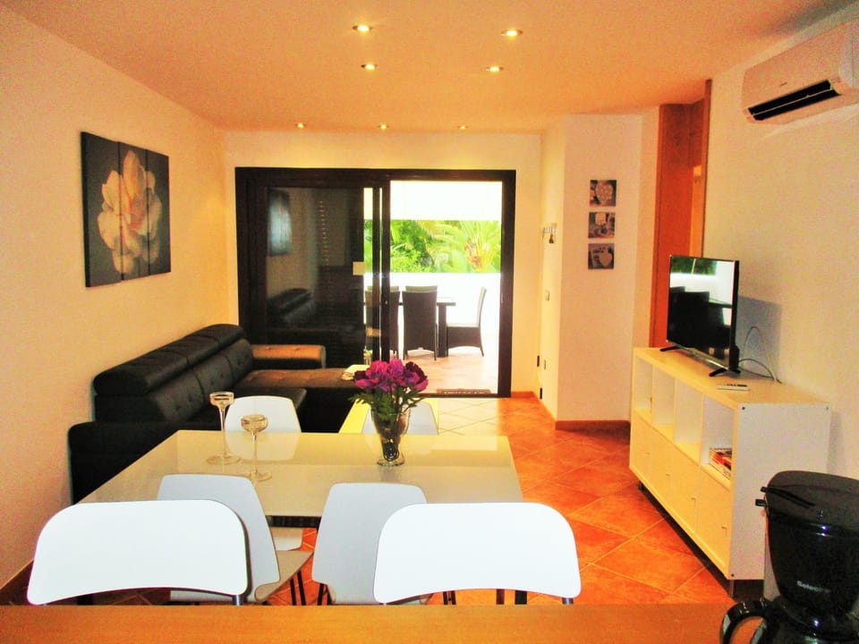 Living room, Seating area, Dining area
