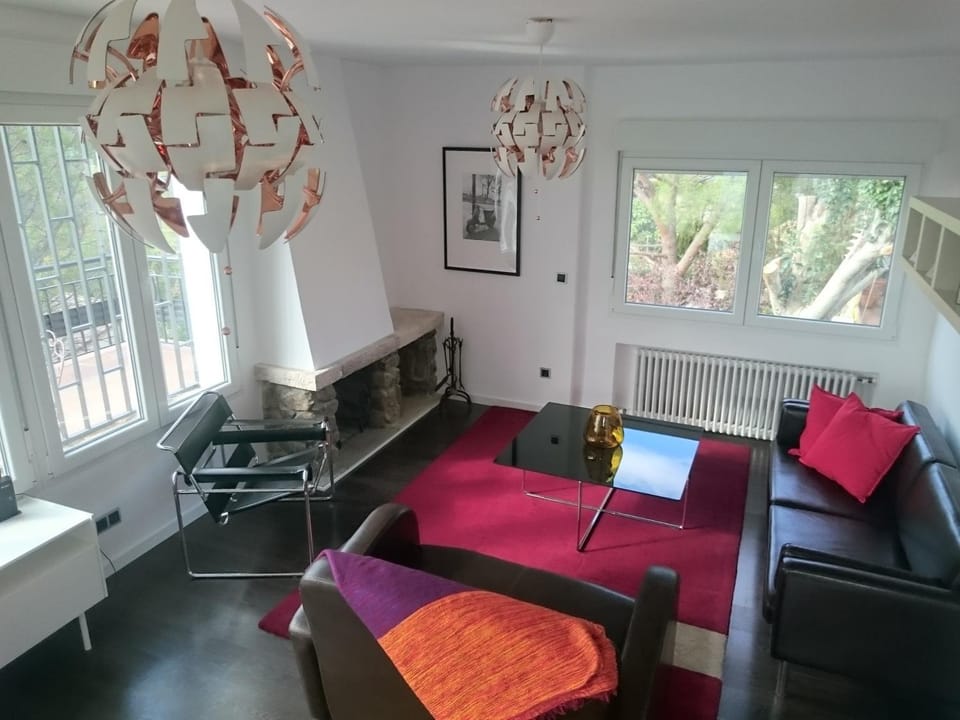 TV and multimedia, Seating area, Dining area