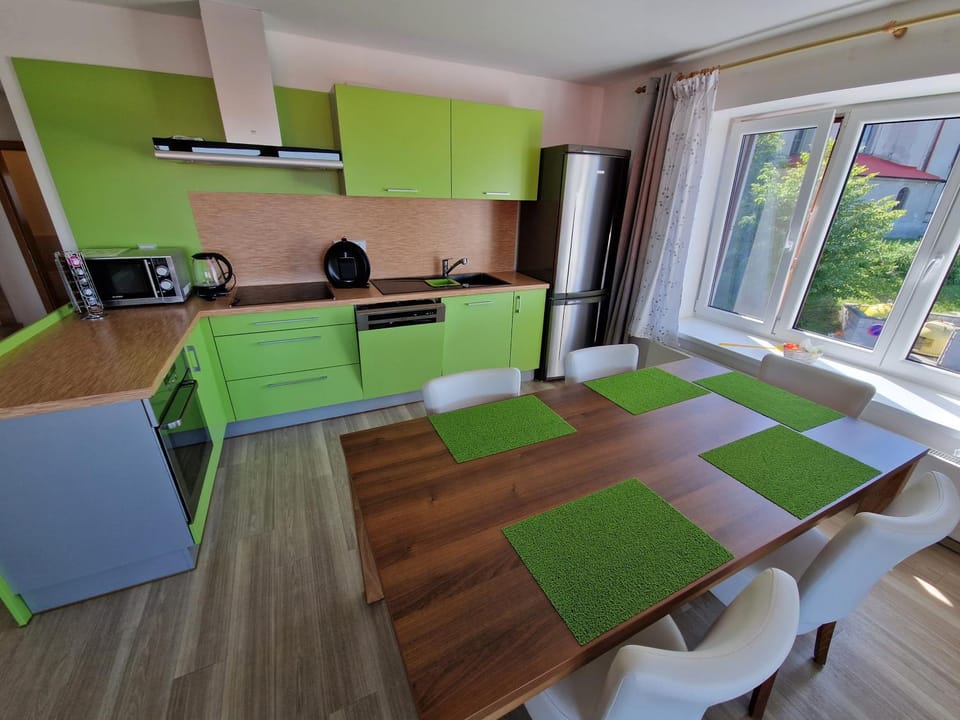 Kitchen or kitchenette, Seating area, Dining area, minibar, pet friendly