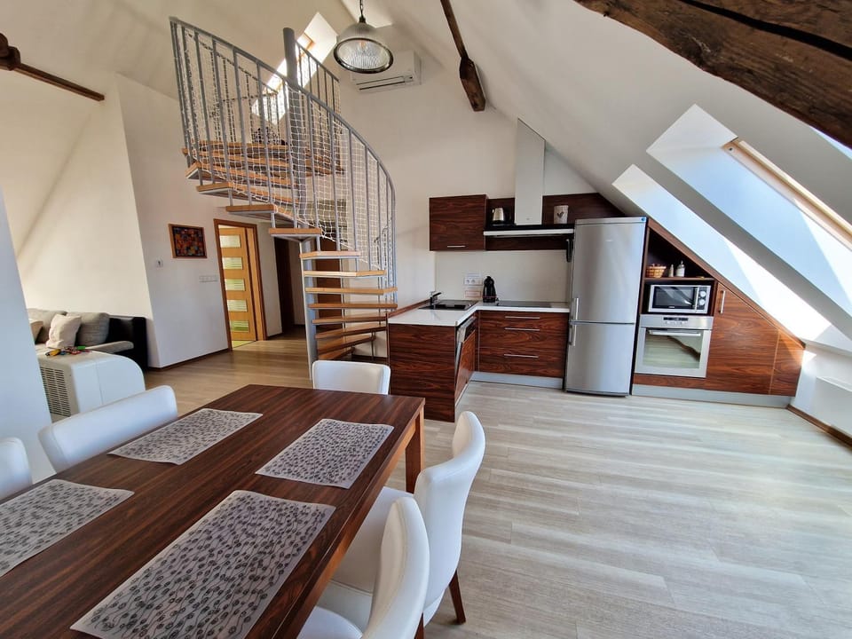 Kitchen or kitchenette, Dining area, minibar, pet friendly
