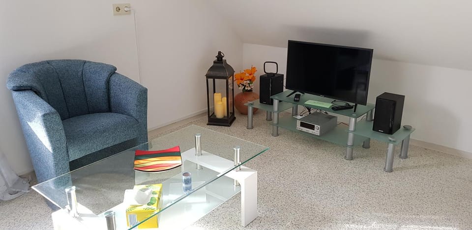 Kitchen or kitchenette, Living room, Seating area