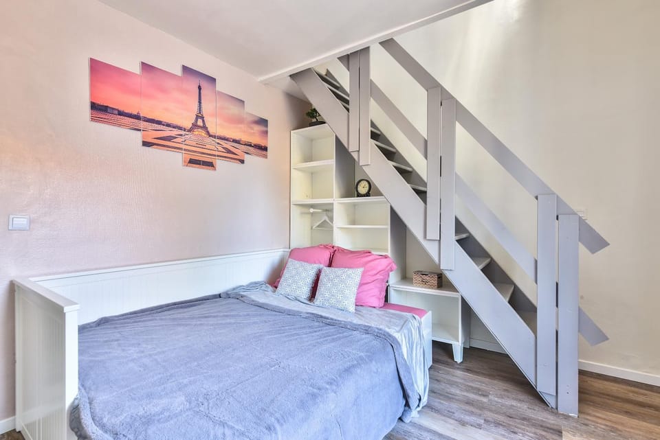 Bed, Living room