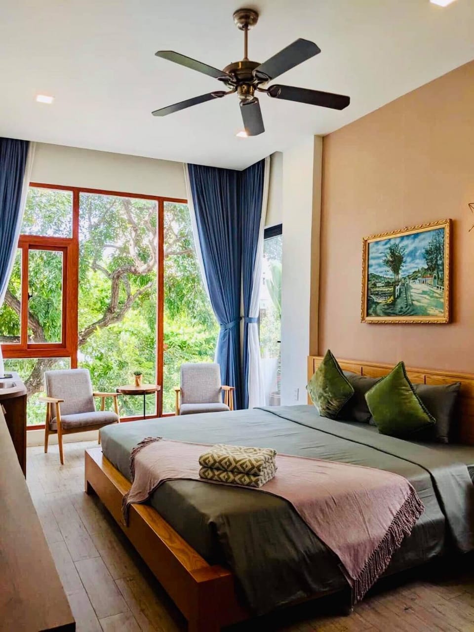 Bed, Kitchen or kitchenette, Seating area, Bedroom, Street view