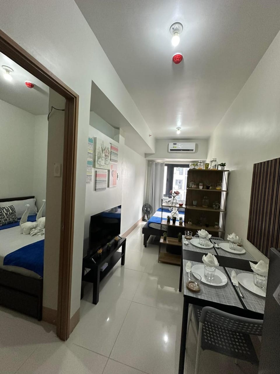 Bed, TV and multimedia, Dining area