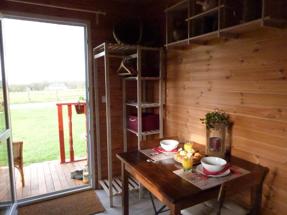 Dining area, Continental breakfast