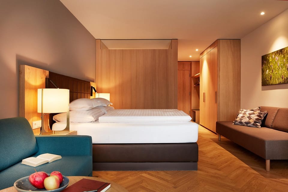 Bed, TV and multimedia, Seating area, Bedroom
