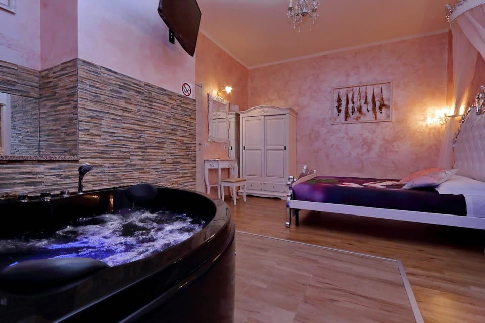 Hot Tub, Photo of the whole room, Bedroom, Bath