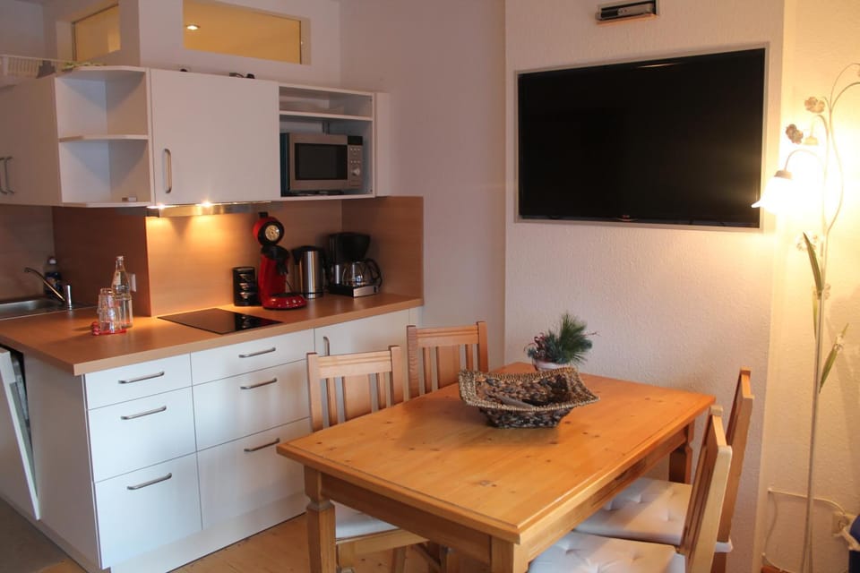 TV and multimedia, Kitchen or kitchenette, Living room, Seating area, Dining area, Guests, group of guests, group of guests, Family, Family