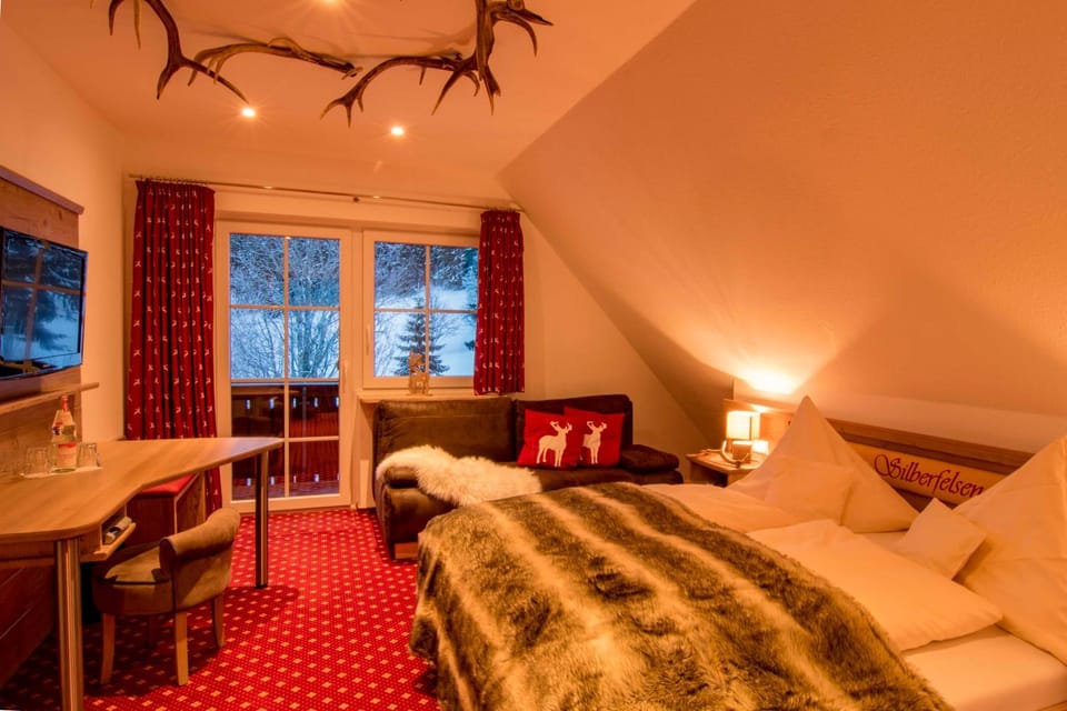 Shower, Toilet, TV and multimedia, Balcony/Terrace, Photo of the whole room, Seating area, Bedroom, Garden view, Mountain view