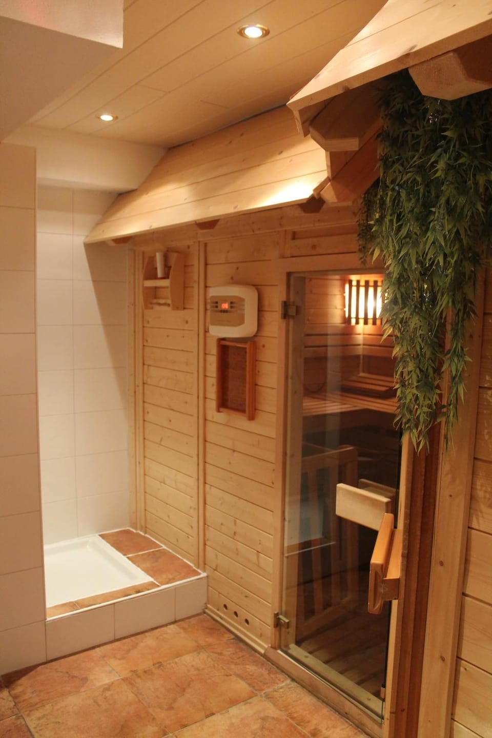 Massage, Sauna, Solarium, Decorative detail