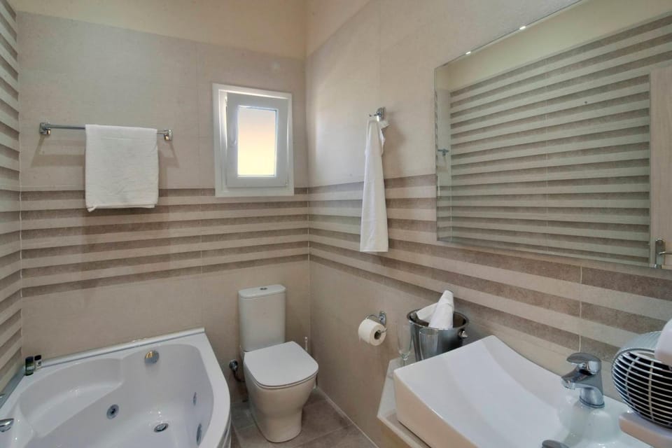 Hot Tub, Bathroom