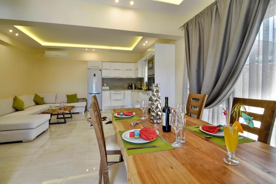 TV and multimedia, Kitchen or kitchenette, Living room, Photo of the whole room, Seating area, Dining area