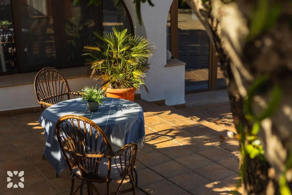 Patio, Day, Dining area