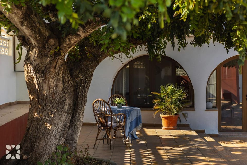 Patio, Day, Garden, Living room, Seating area, Dining area, Garden view