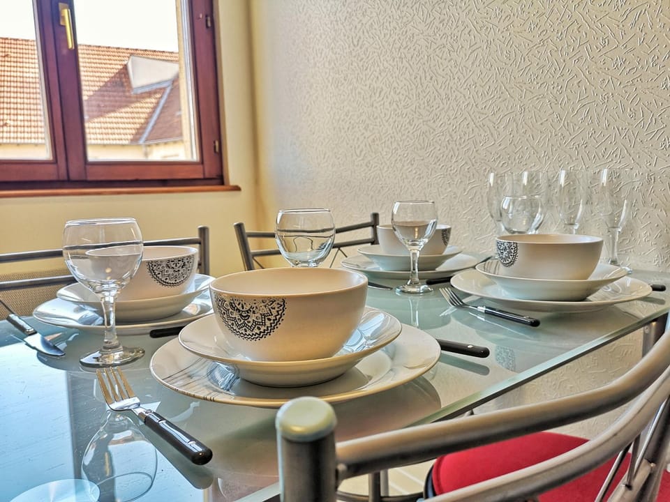 Kitchen or kitchenette, Dining area