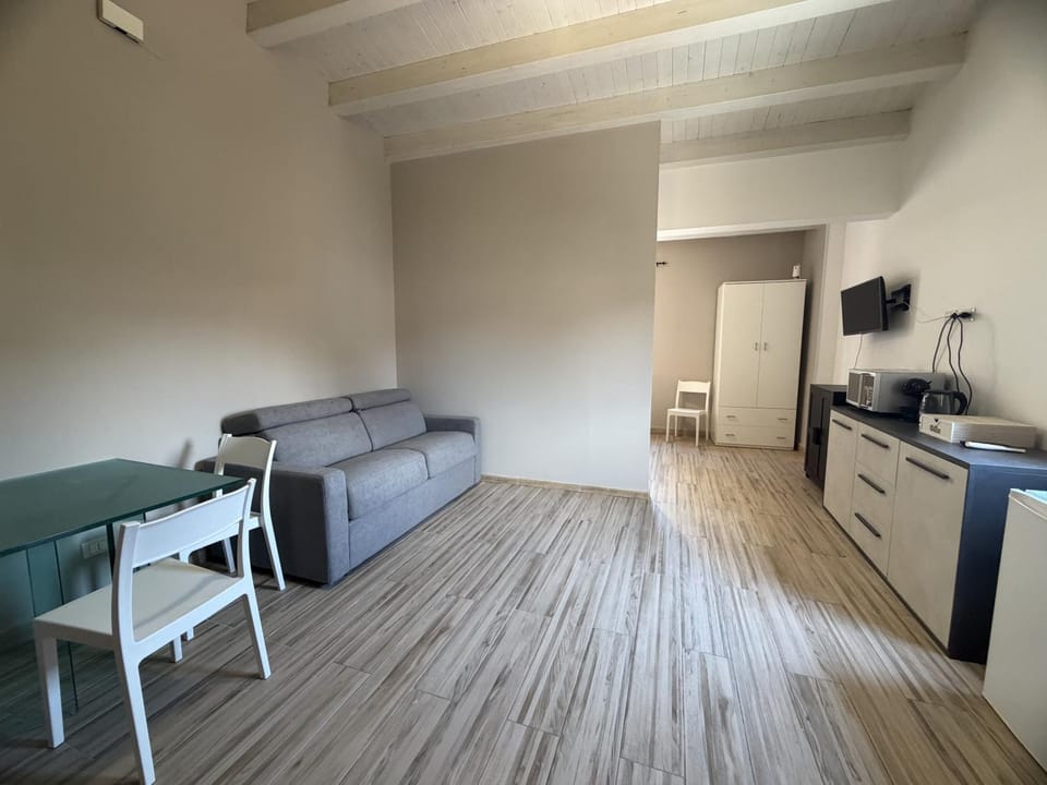TV and multimedia, Seating area, Dining area
