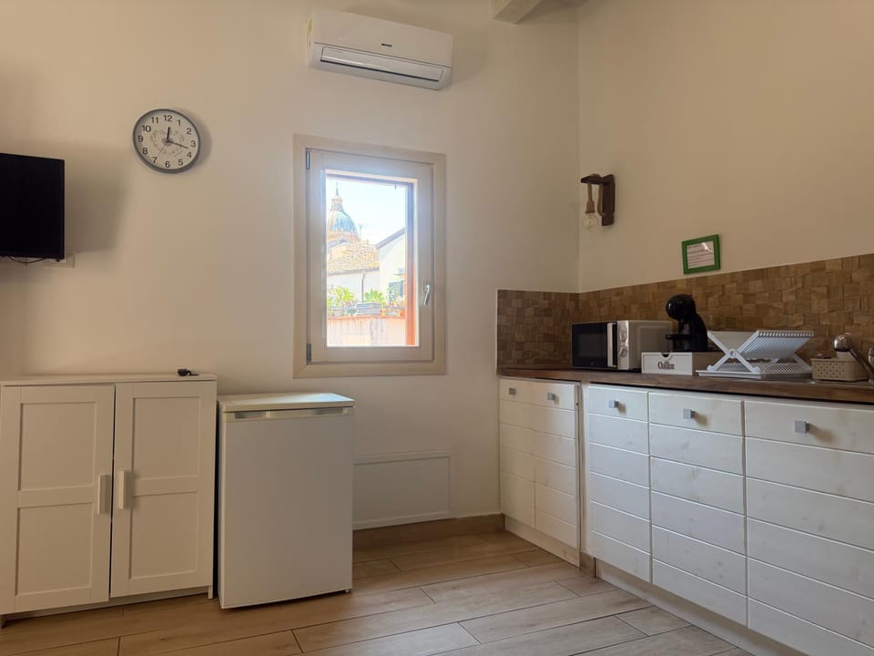 TV and multimedia, Kitchen or kitchenette, minibar, air conditioner