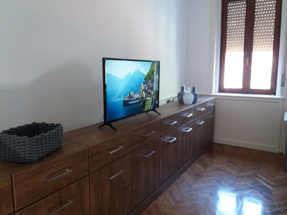 TV and multimedia, Living room, Seating area, Bedroom