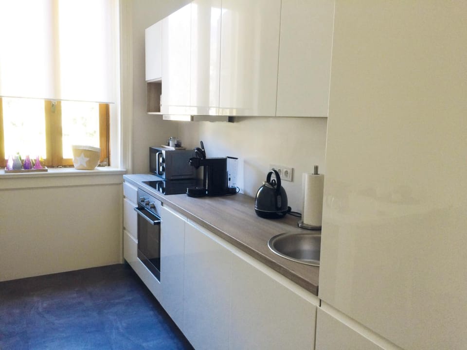 Coffee/tea facilities, Kitchen or kitchenette, Dining area
