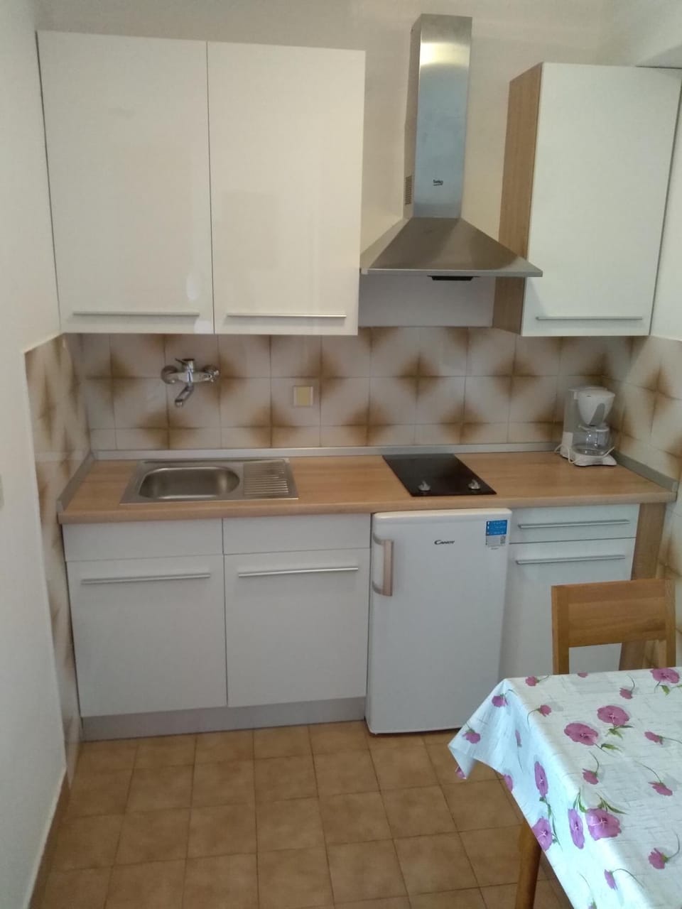 Kitchen or kitchenette, Dining area, stove