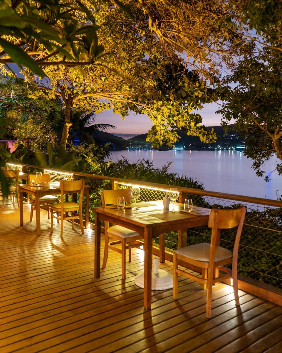 Restaurant/places to eat, Natural landscape, Balcony/Terrace, Dining area