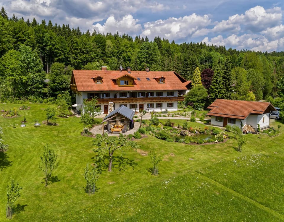 Property building, Nearby landmark, Facade/entrance, Spring, Off site, Day, Neighbourhood, Natural landscape, Bird's eye view, Summer, BBQ facilities, Garden, Balcony/Terrace, Hiking, Hiking, Autumn, On site, Garden view, Mountain view, Area and facilities, Location