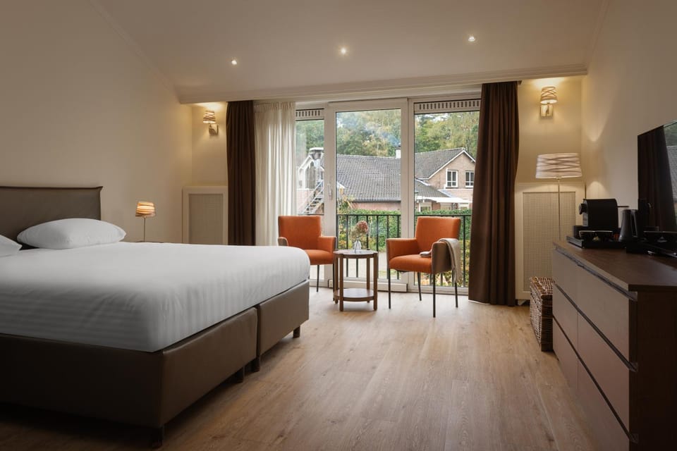 Bed, Seating area, Bedroom