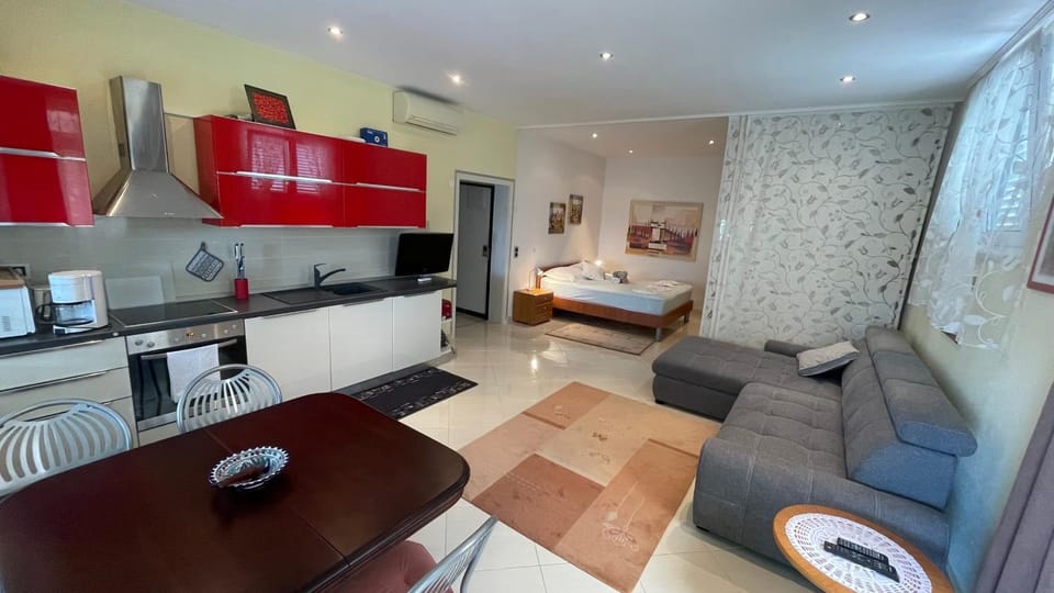 Bed, Kitchen or kitchenette, Living room, Seating area, Dining area