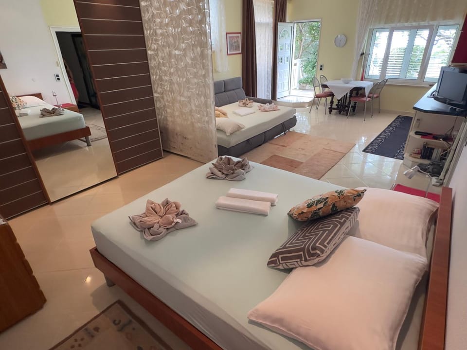 Living room, Bedroom, Food