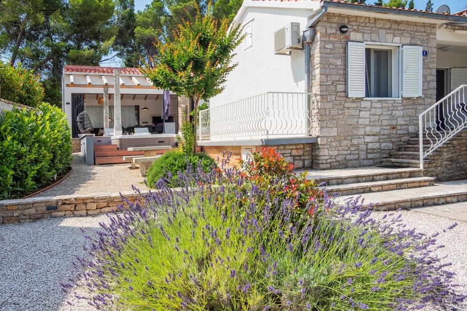 Property building, Garden, Hot Tub, Garden view
