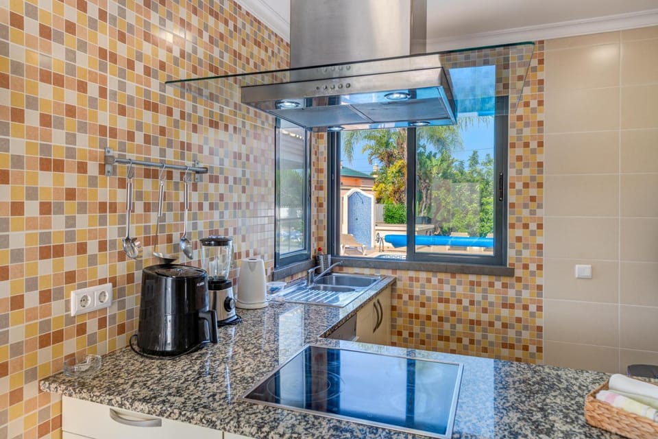 Coffee/tea facilities, Kitchen or kitchenette, Pool view, stove, toaster