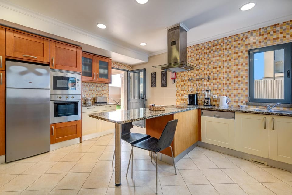 Coffee/tea facilities, Kitchen or kitchenette, Dining area, dishwasher, oven, stove, toaster