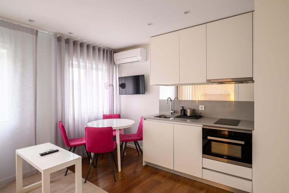 TV and multimedia, Kitchen or kitchenette, Living room, Seating area, Dining area, oven, stove