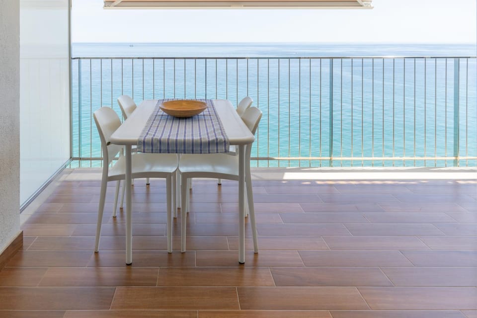 Natural landscape, View (from property/room), Balcony/Terrace, Dining area, Sea view