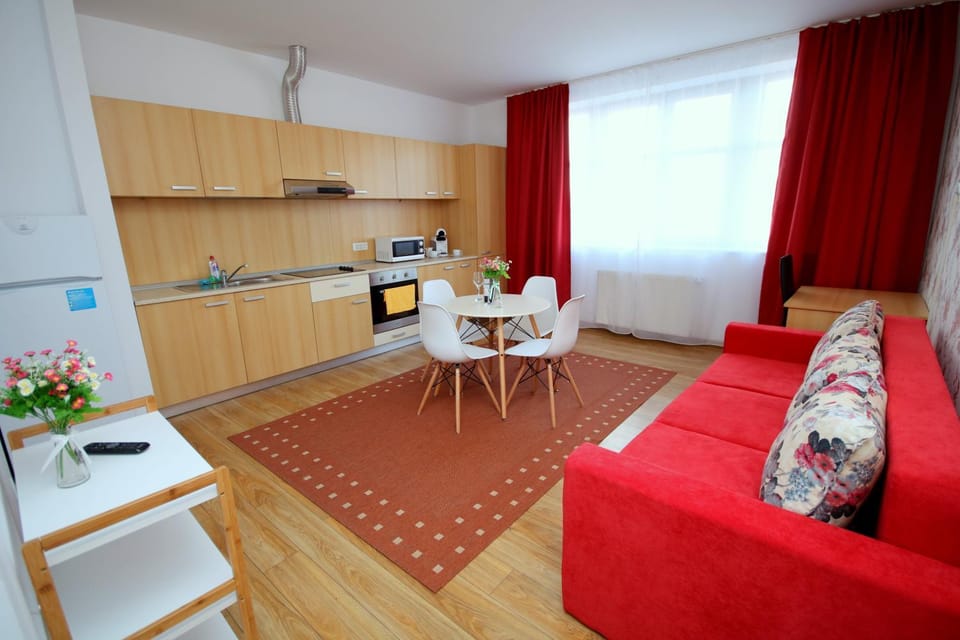 Kitchen or kitchenette, Living room, Seating area, Dining area