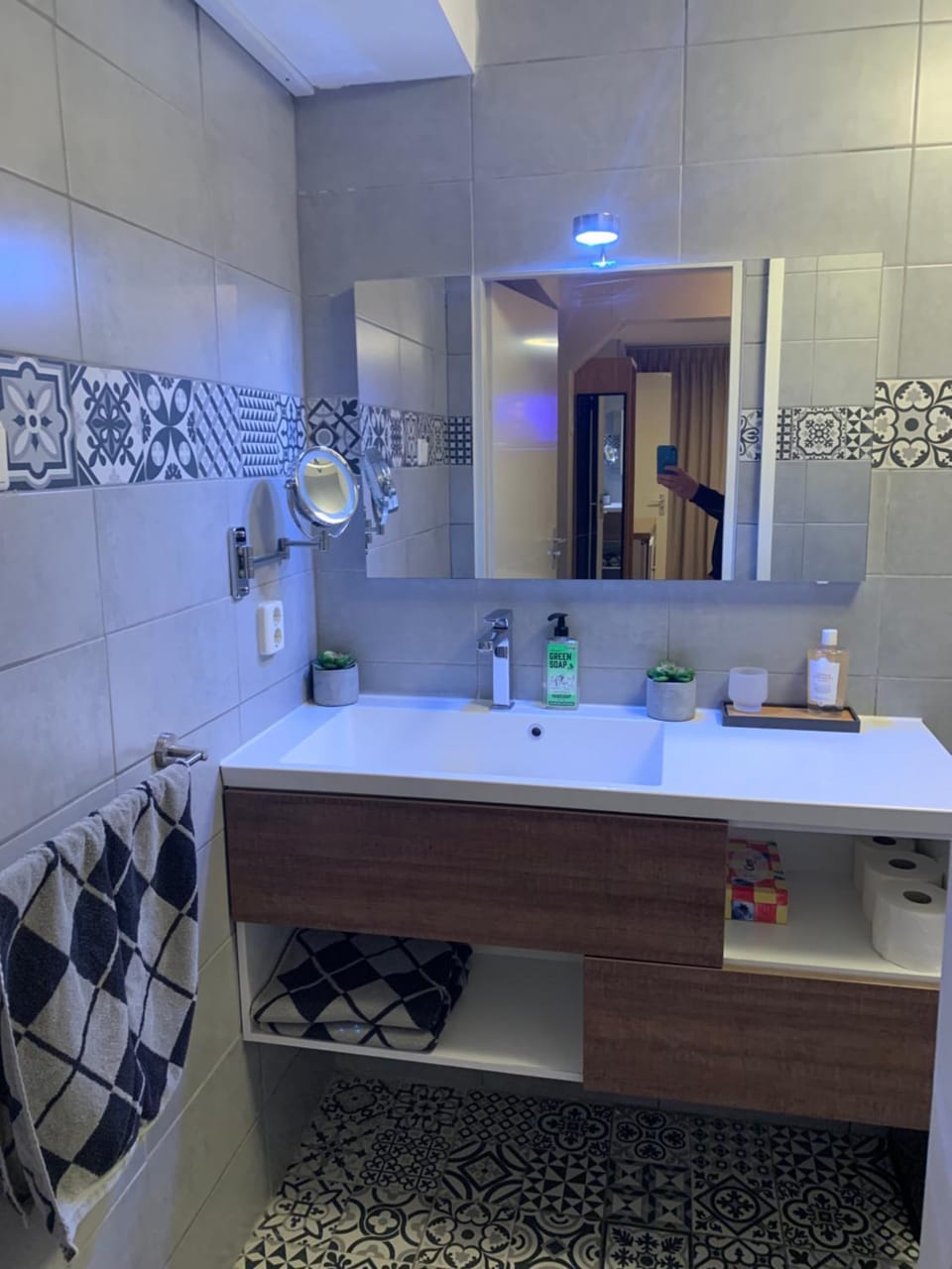 Massage, Sauna, Solarium, Steam room, Spa and wellness centre/facilities