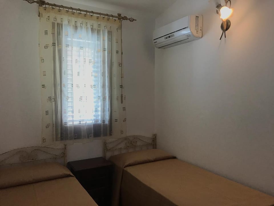 Bedroom, air conditioner