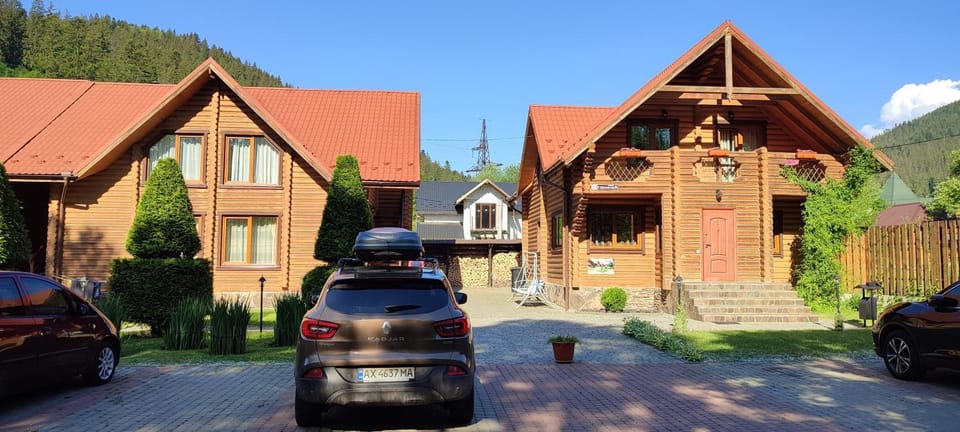 Property building, Day, Neighbourhood, Natural landscape, Mountain view, Street view, Parking