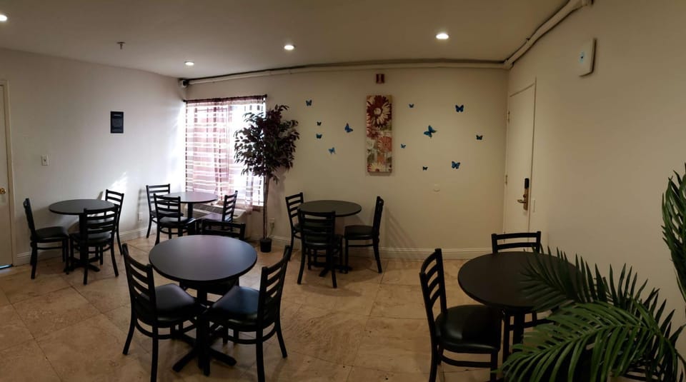 Restaurant/places to eat, Dining area, On site, Breakfast