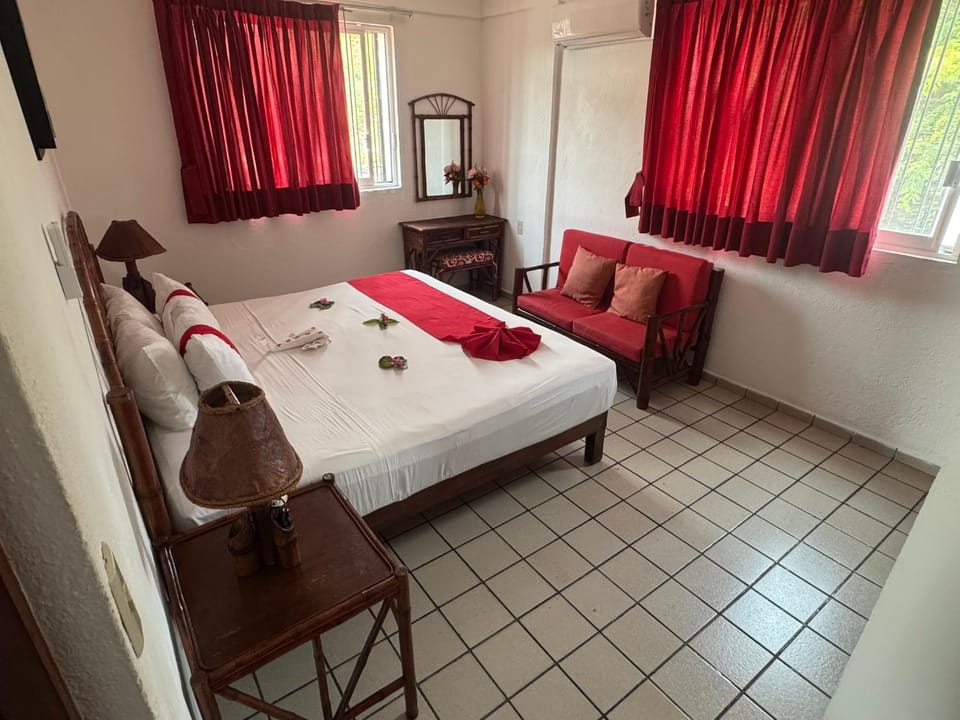 Bed, Photo of the whole room, Seating area, Bedroom