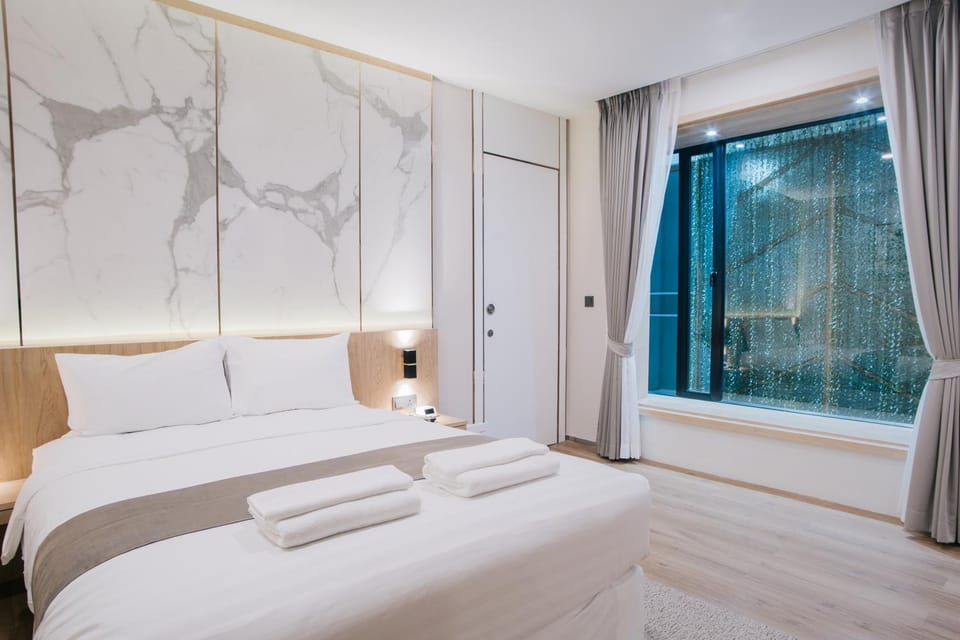 Bed, Photo of the whole room, Bedroom, towels