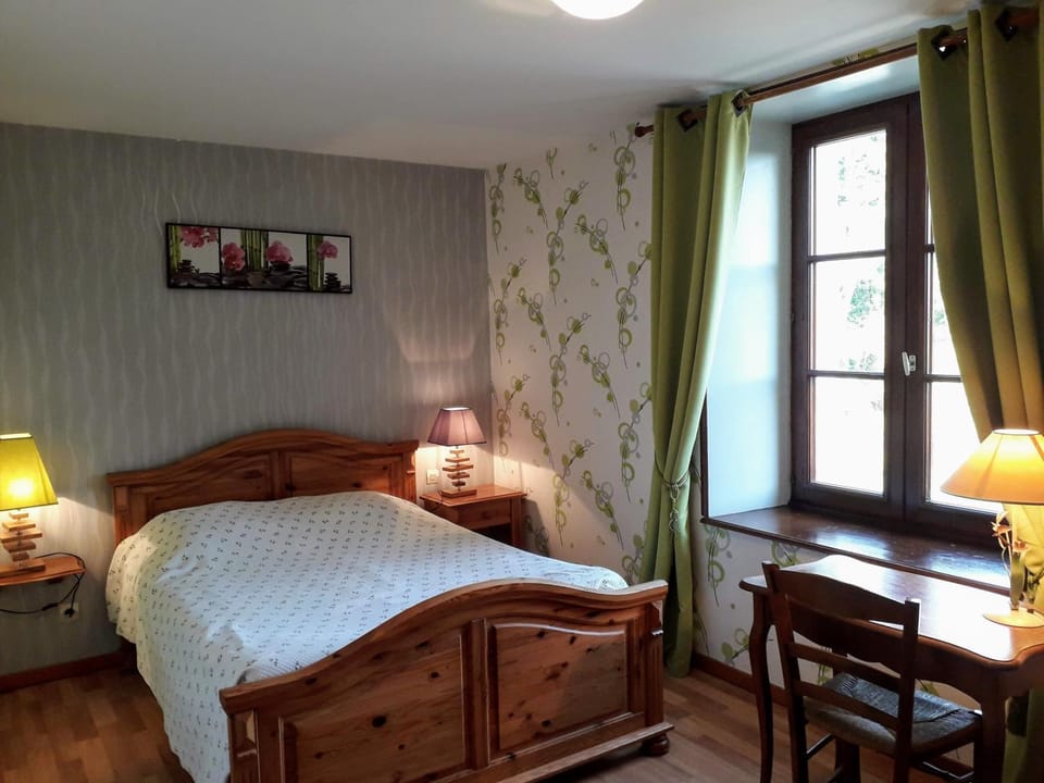 Bed, Seating area, Bedroom
