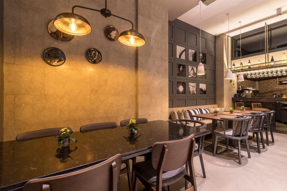 Decorative detail, City view, Street view, Lunch, Dinner, Drinks, Non alcoholic drinks